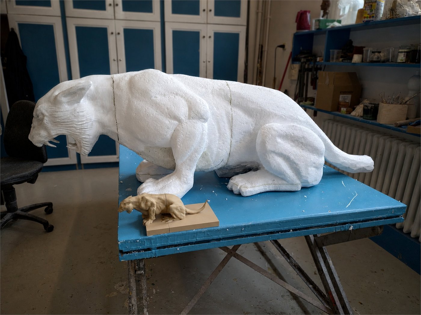 Großkatze mit Modell in der Bildhauerwerkstatt