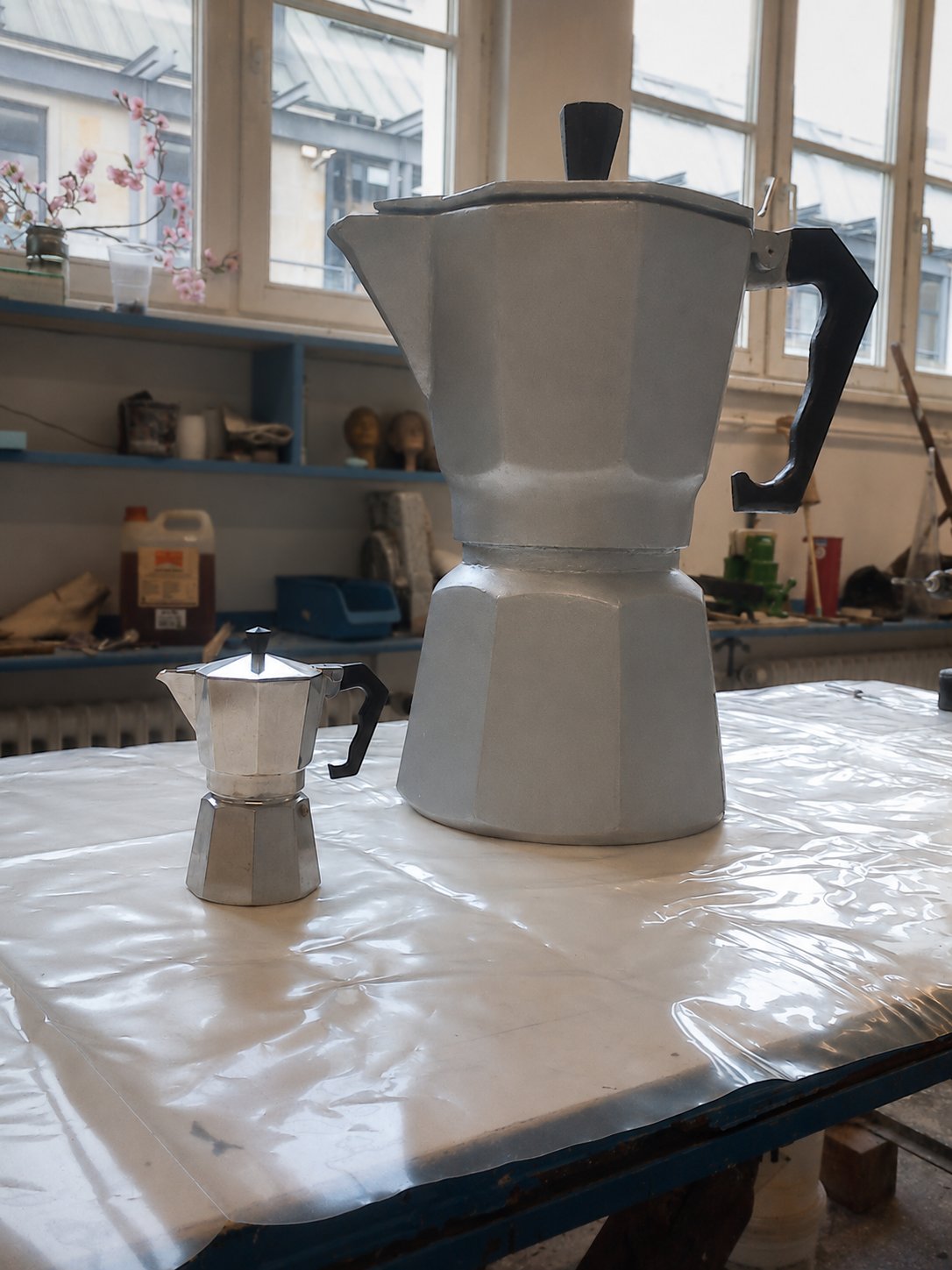 Überdimensionale Espressokanne in der Theaterwerkstatt