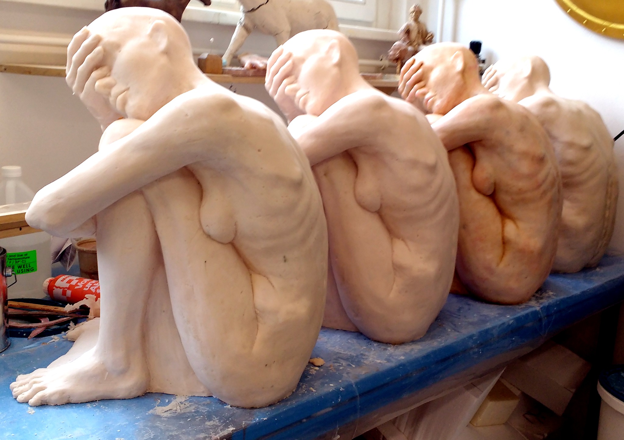 Fünf Wachsfiguren während der Herstellung in der Theaterwerkstatt